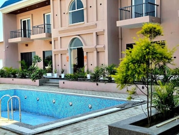 Rn Hotel And Lawn,,2 star