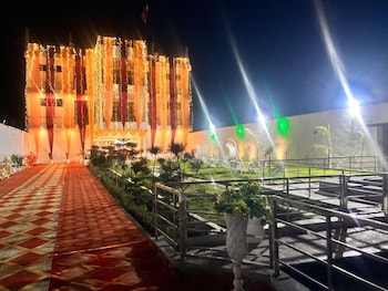 the golden nacre palace