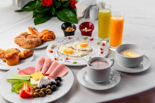 hotel emerald suites at airport