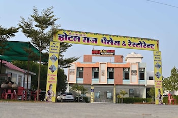 hotel raj palace and restaurant