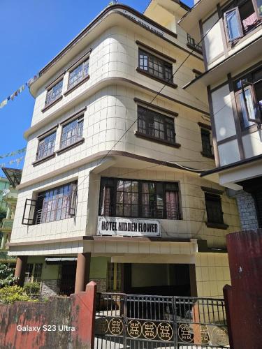 os hotel hidden flower