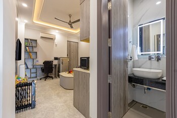 Saltstayz Residences Sector 45,,5 star