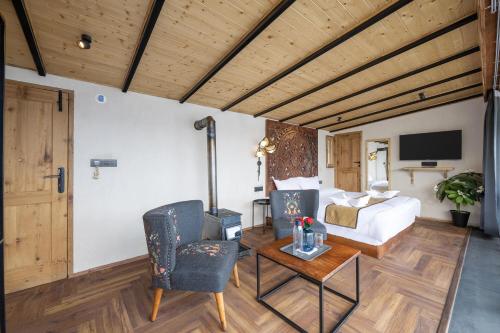 echor himalayan sky cabins sethan manali