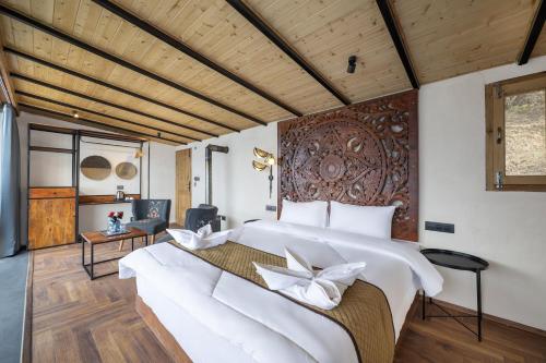 echor himalayan sky cabins sethan manali