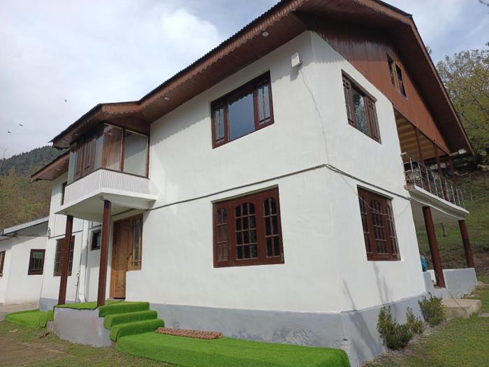 flora and fauna guest house pahalgam