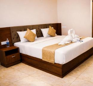 crown town hotel kalamassery