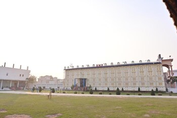 Royal Mac Palace,,2 star