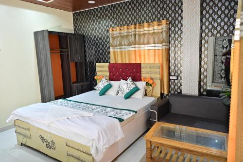 Royal Mac Palace,,2 star