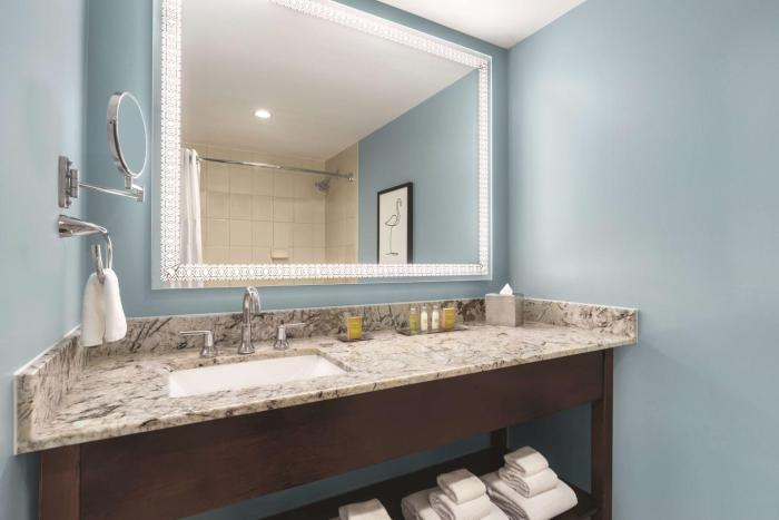 doubletree by hilton tampa rocky point waterfront