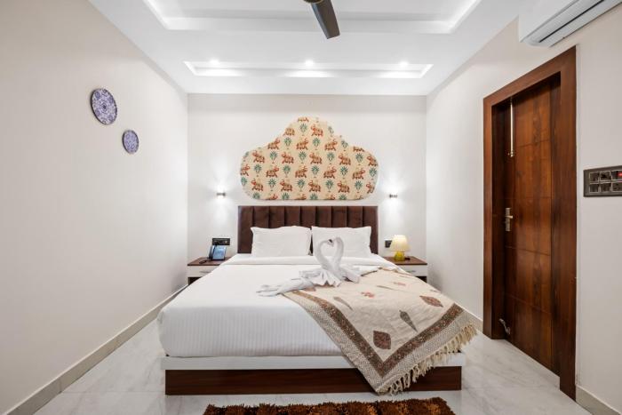 the neeraj ganga rani mahal with ganga ghat access