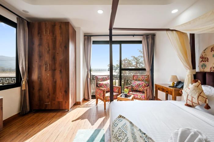 the neeraj ganga rani mahal with ganga ghat access