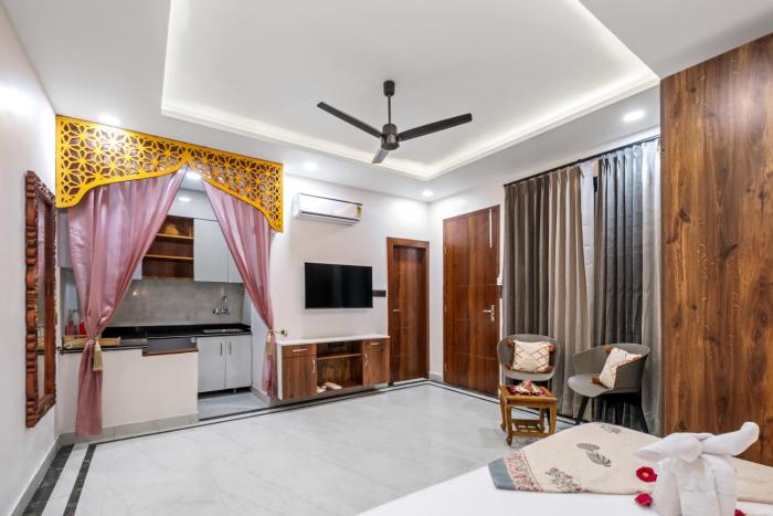 the neeraj ganga rani mahal with ganga ghat access