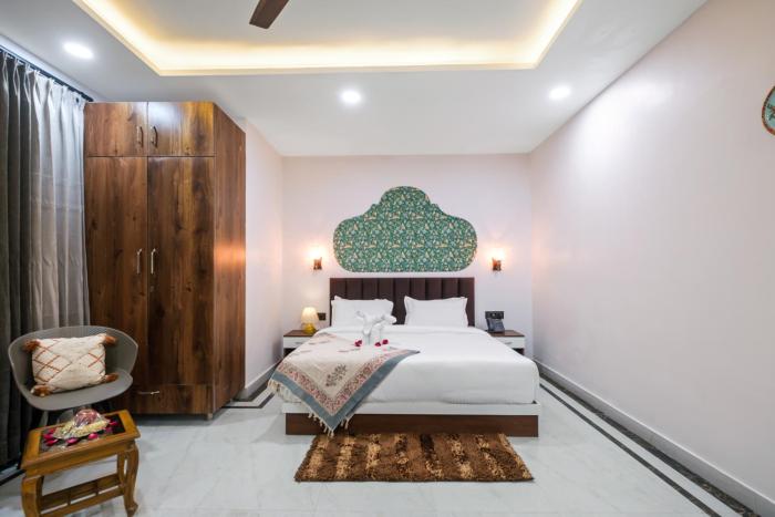 the neeraj ganga rani mahal with ganga ghat access