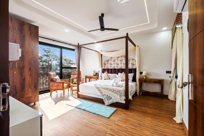 the neeraj ganga rani mahal with ganga ghat access