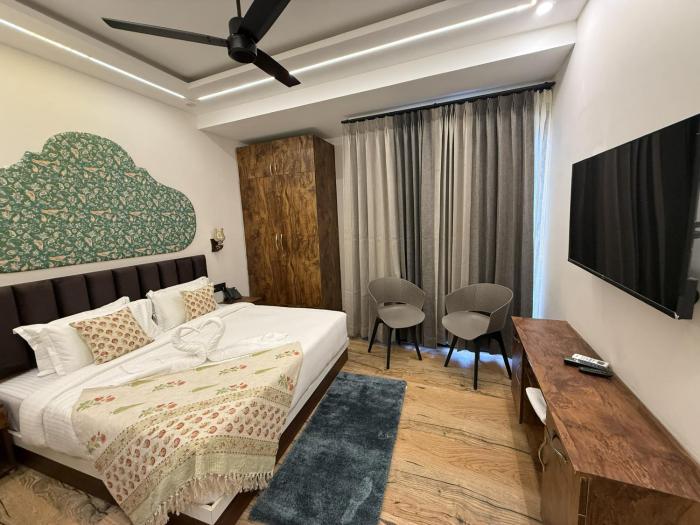 the neeraj ganga rani mahal with ganga ghat access