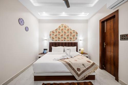 the neeraj ganga rani mahal with ganga ghat access