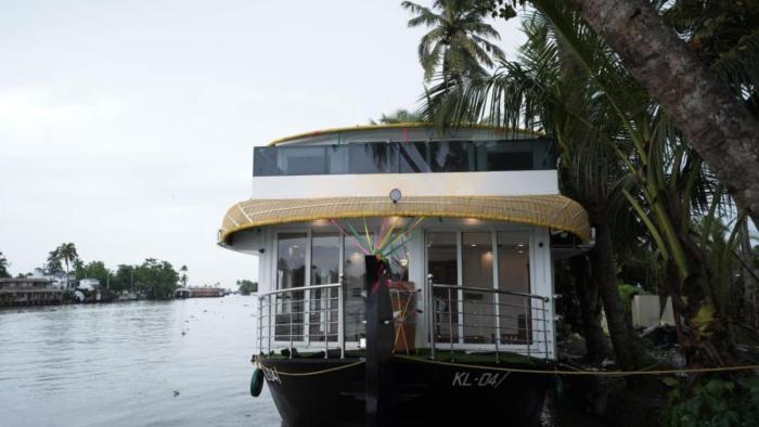 white rose house boat