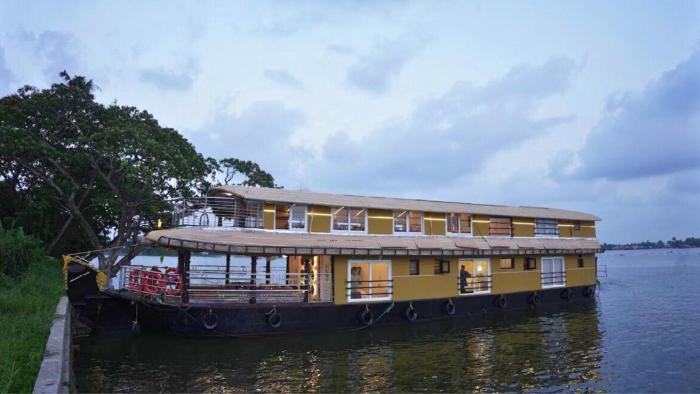 white rose house boat