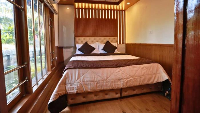 white rose house boat