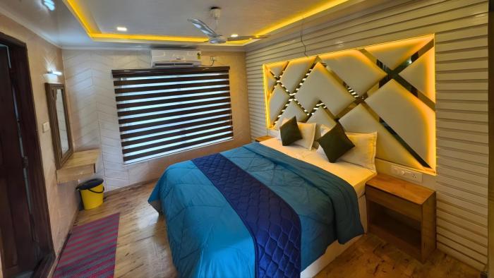white rose house boat