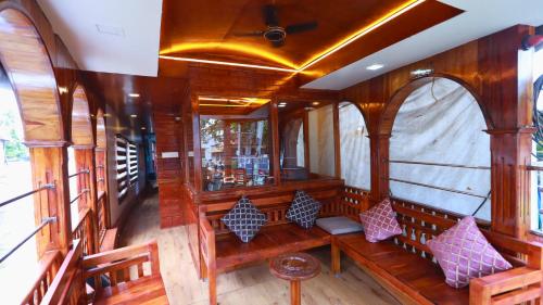 White Rose House Boat,,3 star