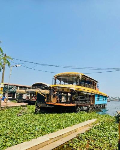 white rose house boat