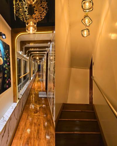 white rose house boat