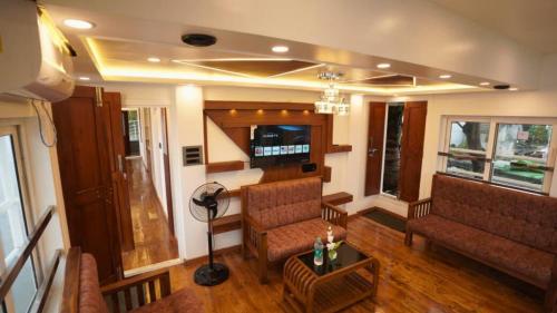 white rose house boat