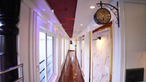 white rose house boat