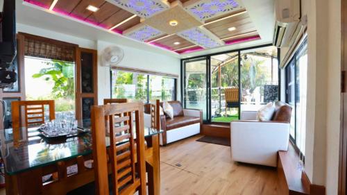 white rose house boat