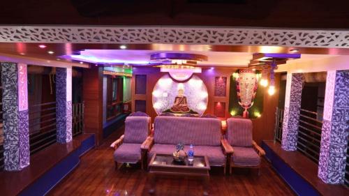 white rose house boat