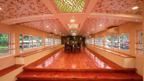 white rose house boat