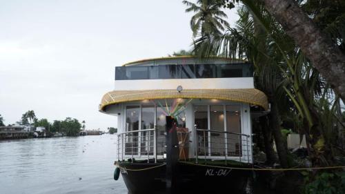 white rose house boat