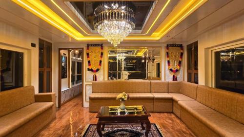 white rose house boat