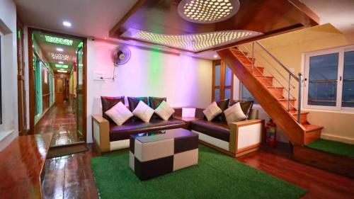 white rose house boat