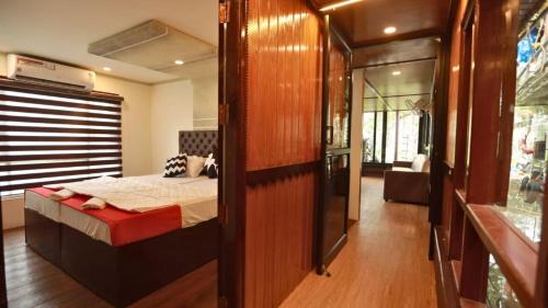 white rose house boat
