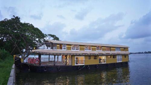 white rose house boat