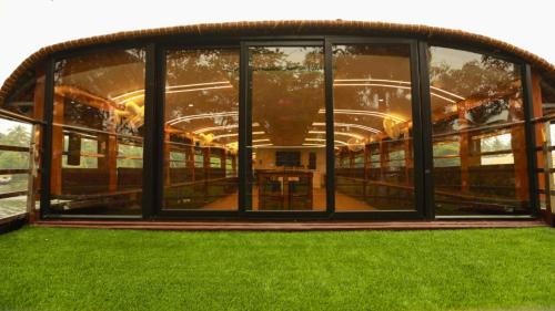 white rose house boat