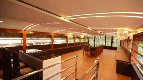 white rose house boat