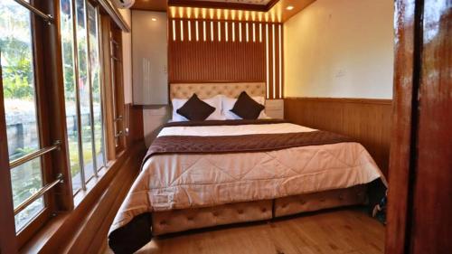 white rose house boat