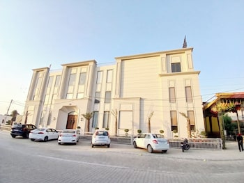 Majestic Castle,,3 star