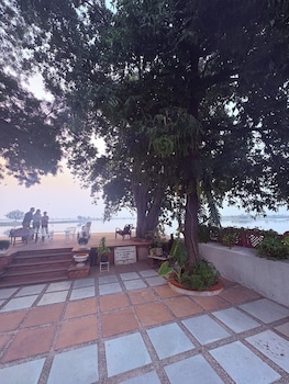 junia bagh a lakeside homestay