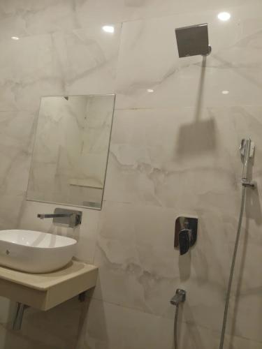hotel awadh grand