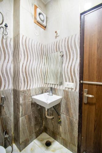 hotel sr palace near igi delhi aiprort