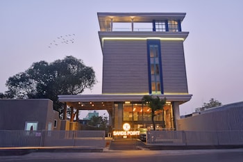 Hotel Sands Point,,3 star