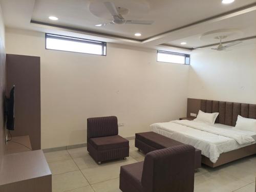 City Palace Sagar,,3 star