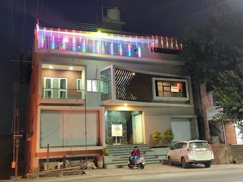 Shiva Family Lodge Muktainagar,,5 star