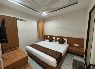 hotel loto central ujjain station