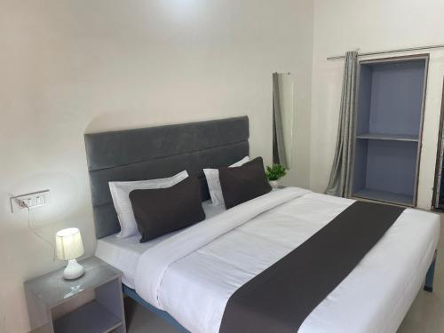 Hotel The Regal Inn,Bhu Road Hydrabadgate Iit Bhu,5 star