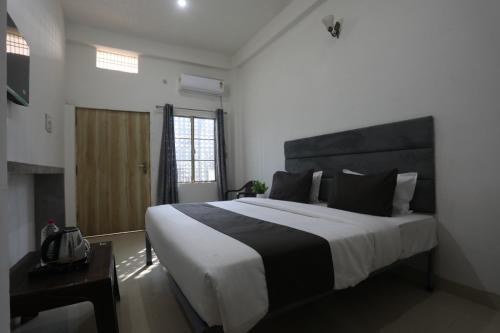 Hotel The Regal Inn,Bhu Road Hydrabadgate Iit Bhu,5 star